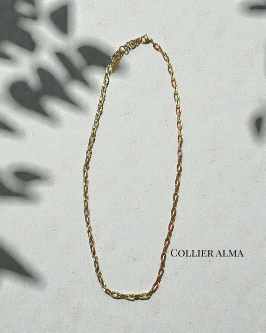 Détail du Collier Alma en acier inoxydable doré, maillons texturés lumineux, vue rapprochée.