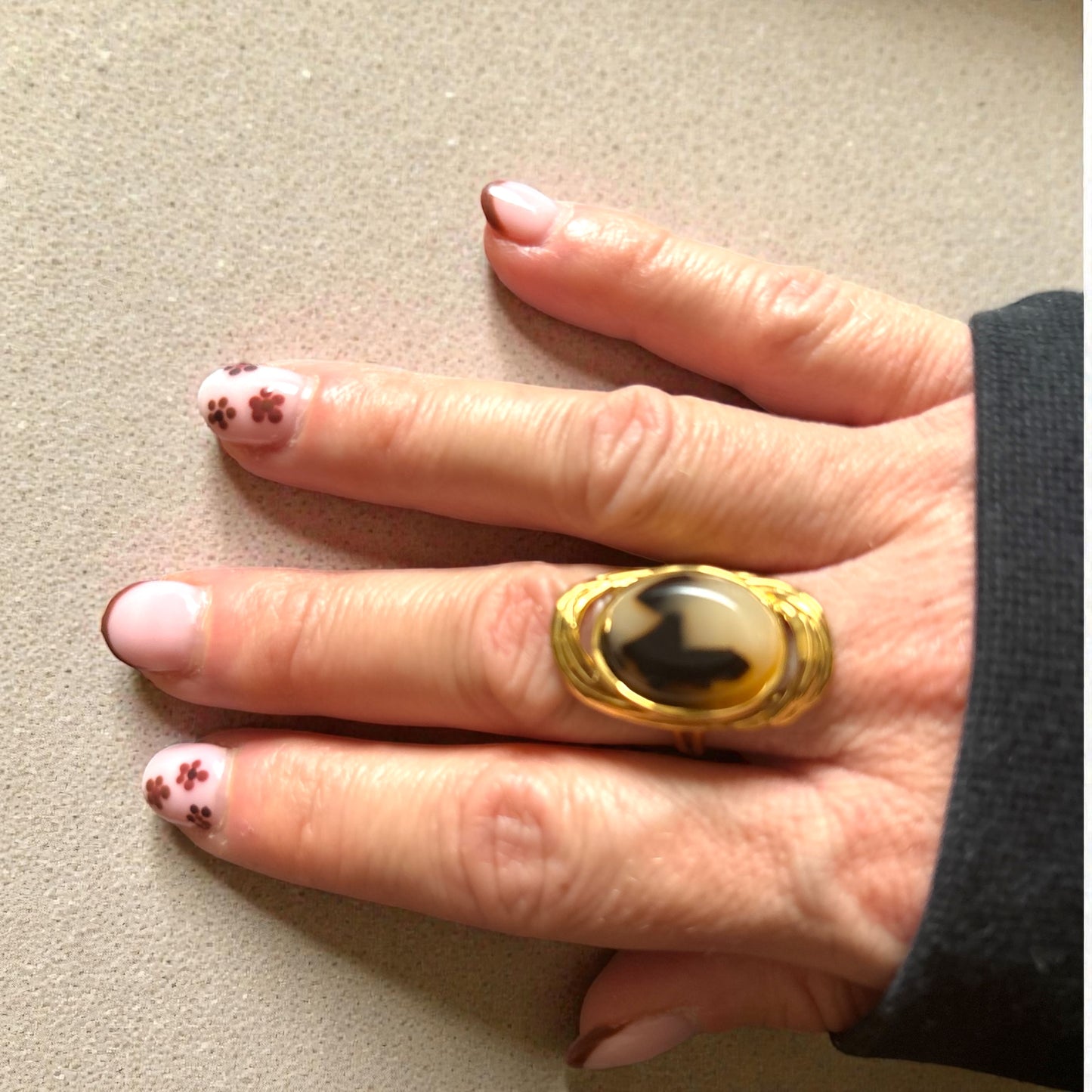 Bague dorée avec pierre effet écaille – Élégance vintage