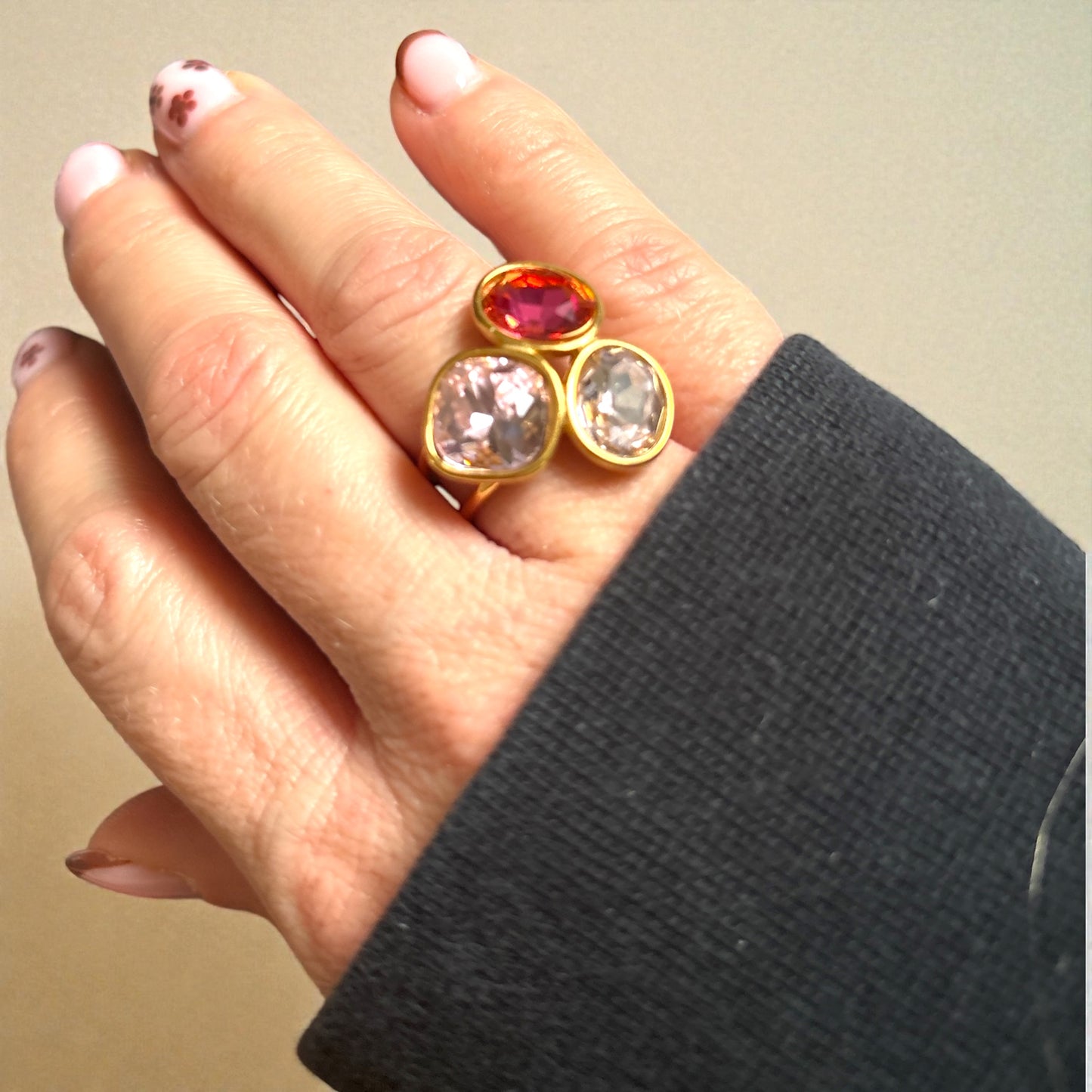 Bague “Trio Magic” – Acier inoxydable doré & trois pierres scintillantes