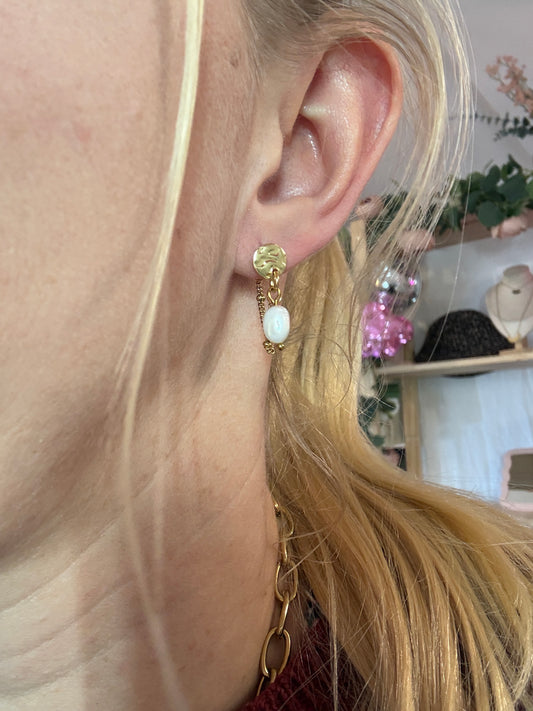 Boucles d’oreilles pendantes dorées avec perle de nacre portées à l’oreille, bijou minimaliste et lumineux – Collection Pour Toi By Maryon