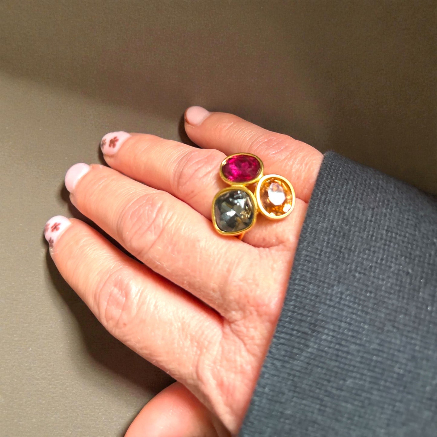 Bague “Trio Magic” – Acier inoxydable doré & trois pierres scintillantes