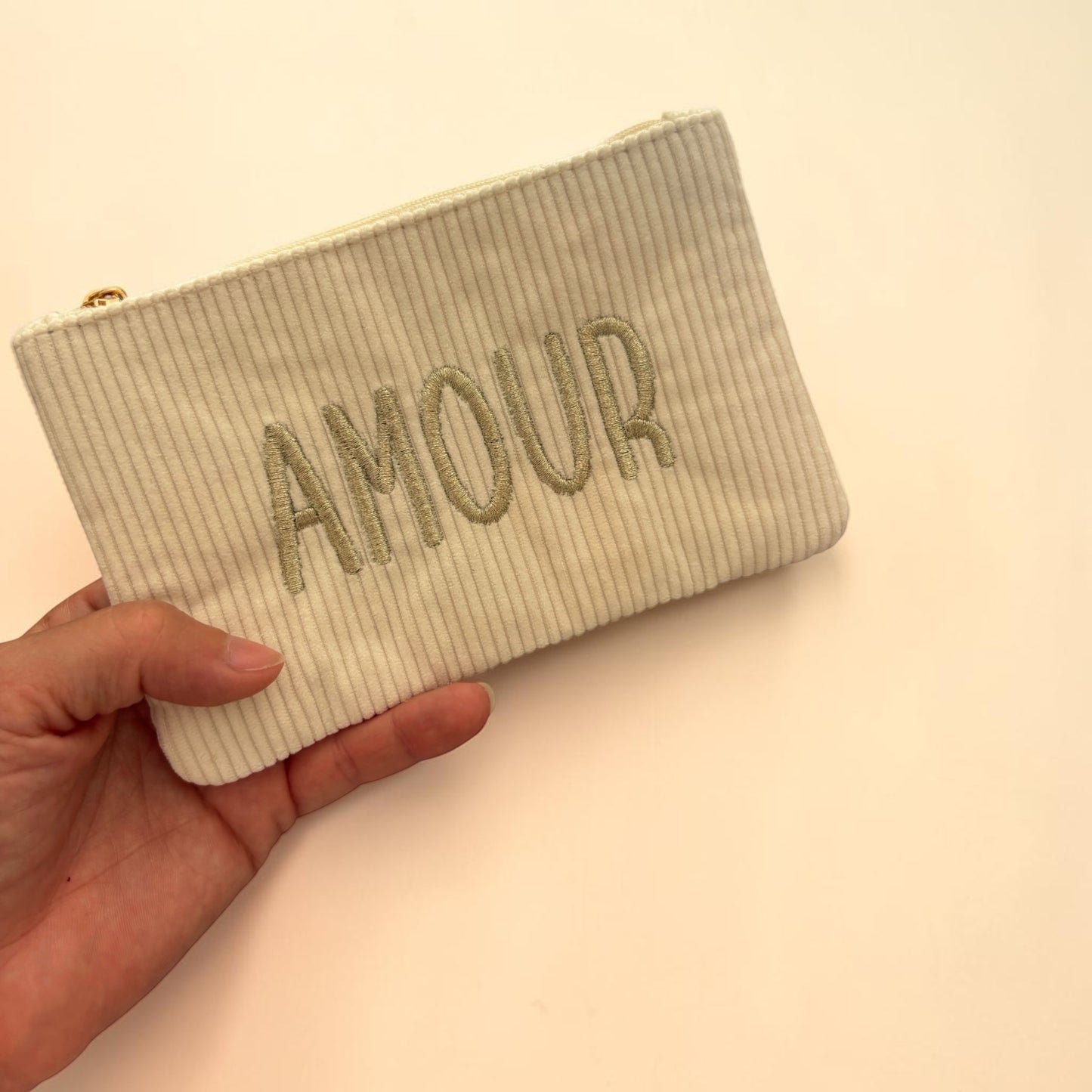 La Pochette en Velours Côtelé "AMOUR" – Douceur & Élégance ✨