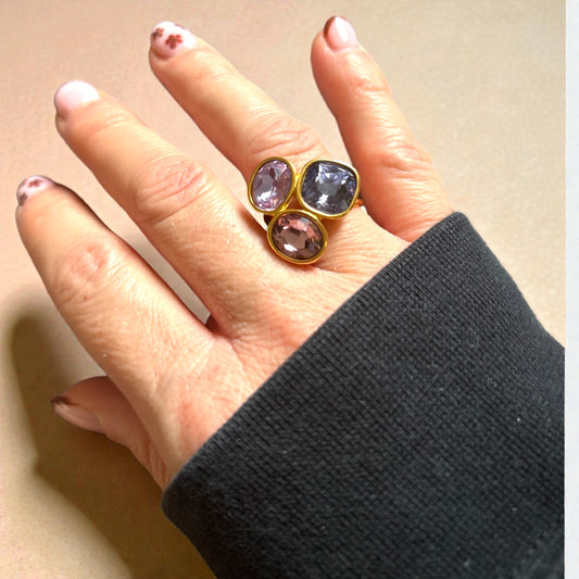 Bague “Trio Magic” – Acier inoxydable doré & trois pierres scintillantes