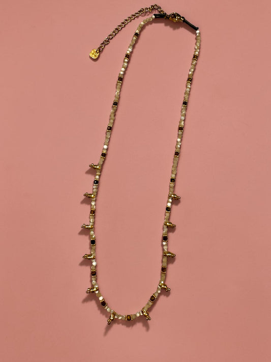 Collier Éclat Doré – Perles Blanches & Détails Dorés