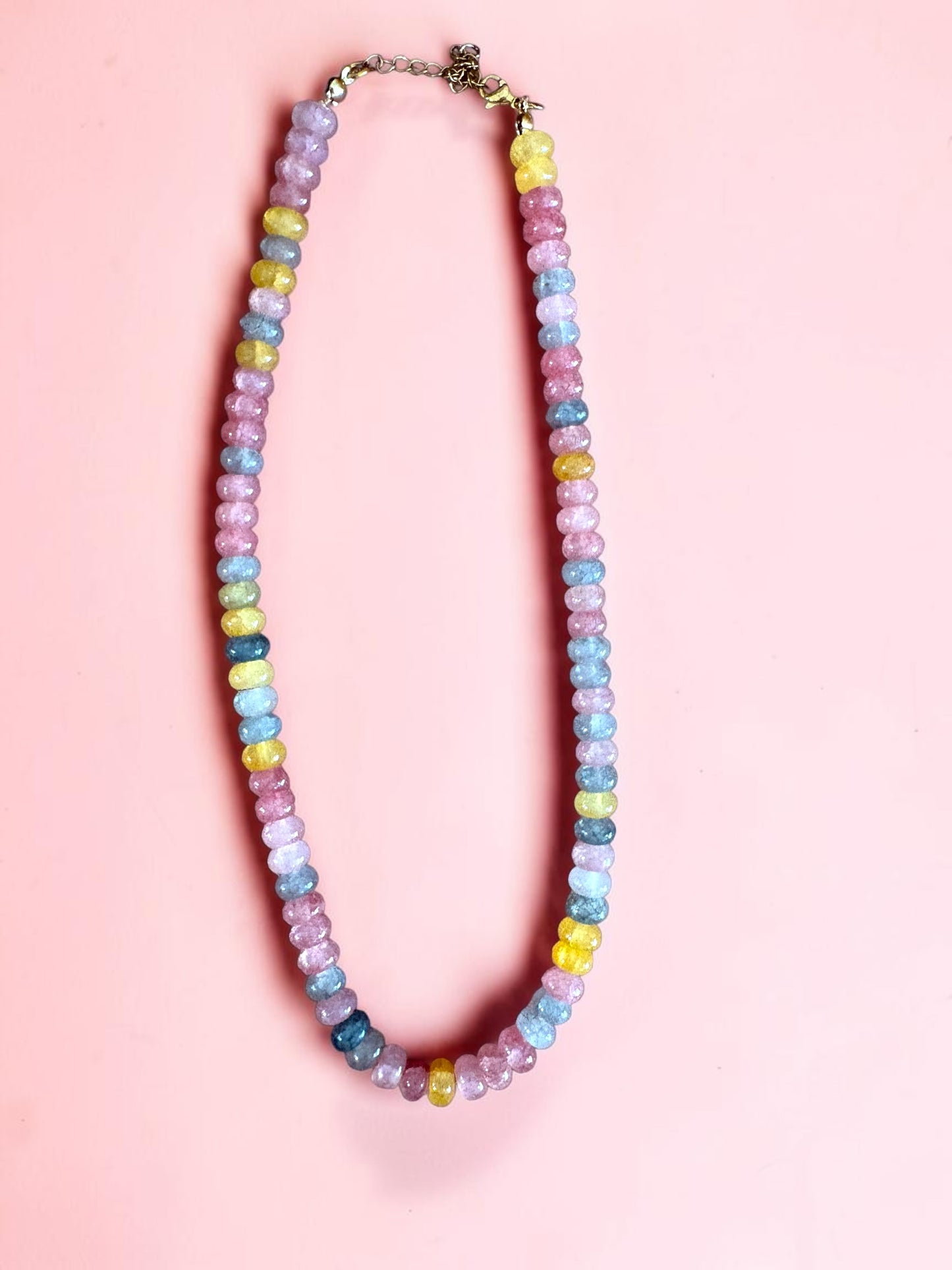 Choker en pierres colorées