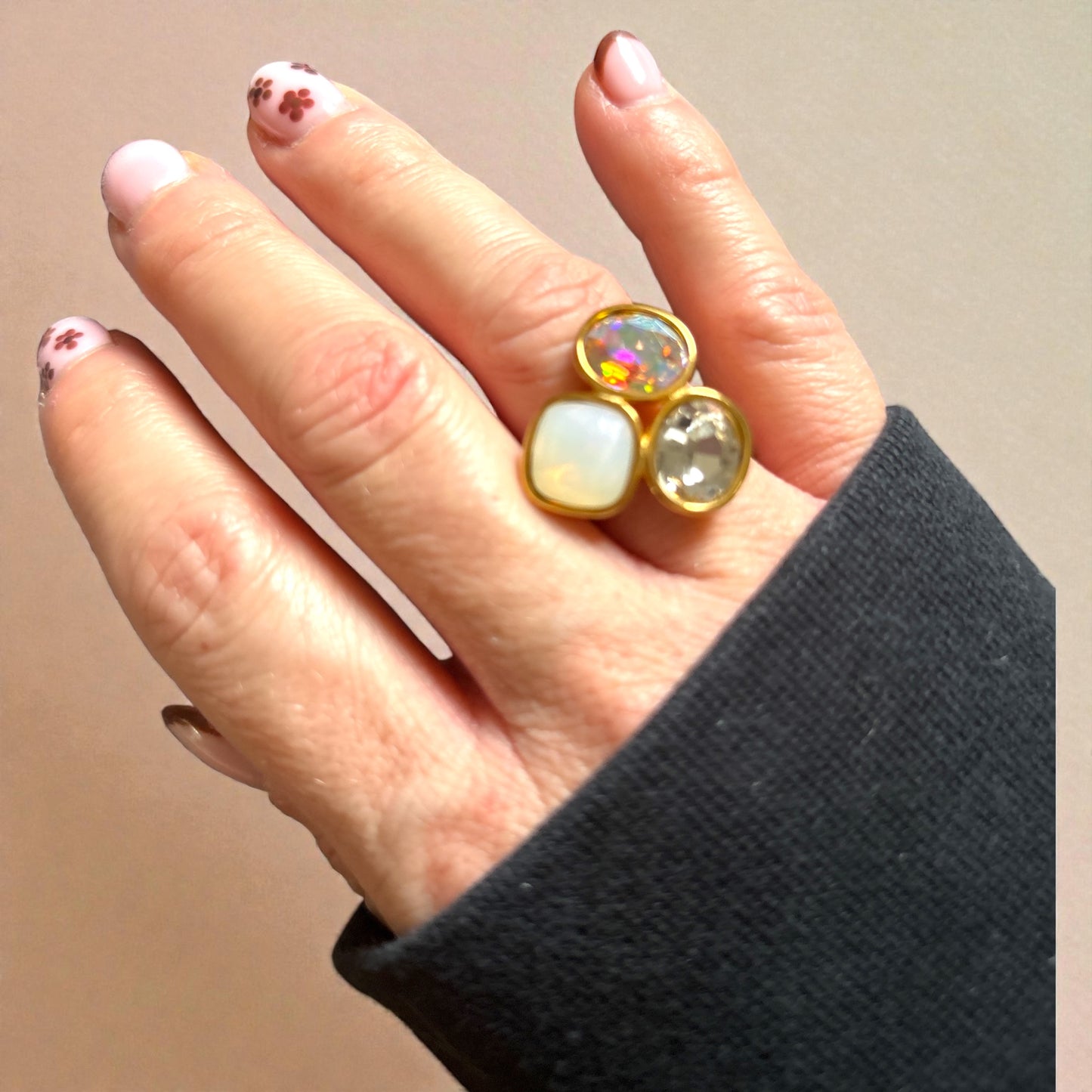 Bague “Trio Magic” – Acier inoxydable doré & trois pierres scintillantes