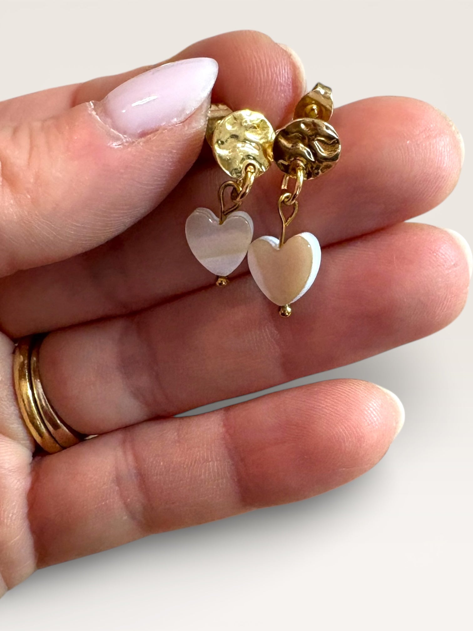 Boucles d’oreilles cœur nacre portées, bijou délicat et lumineux