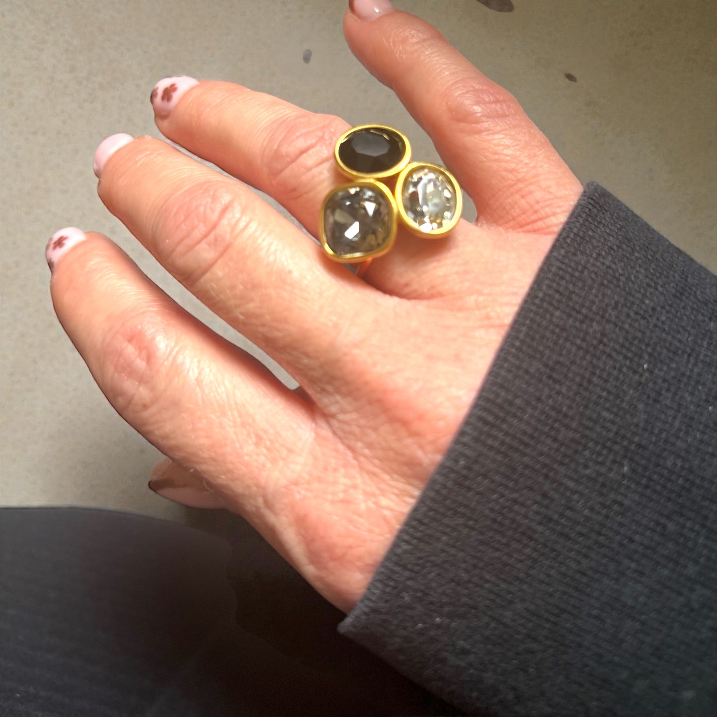 Bague “Trio Magic” – Acier inoxydable doré & trois pierres scintillantes