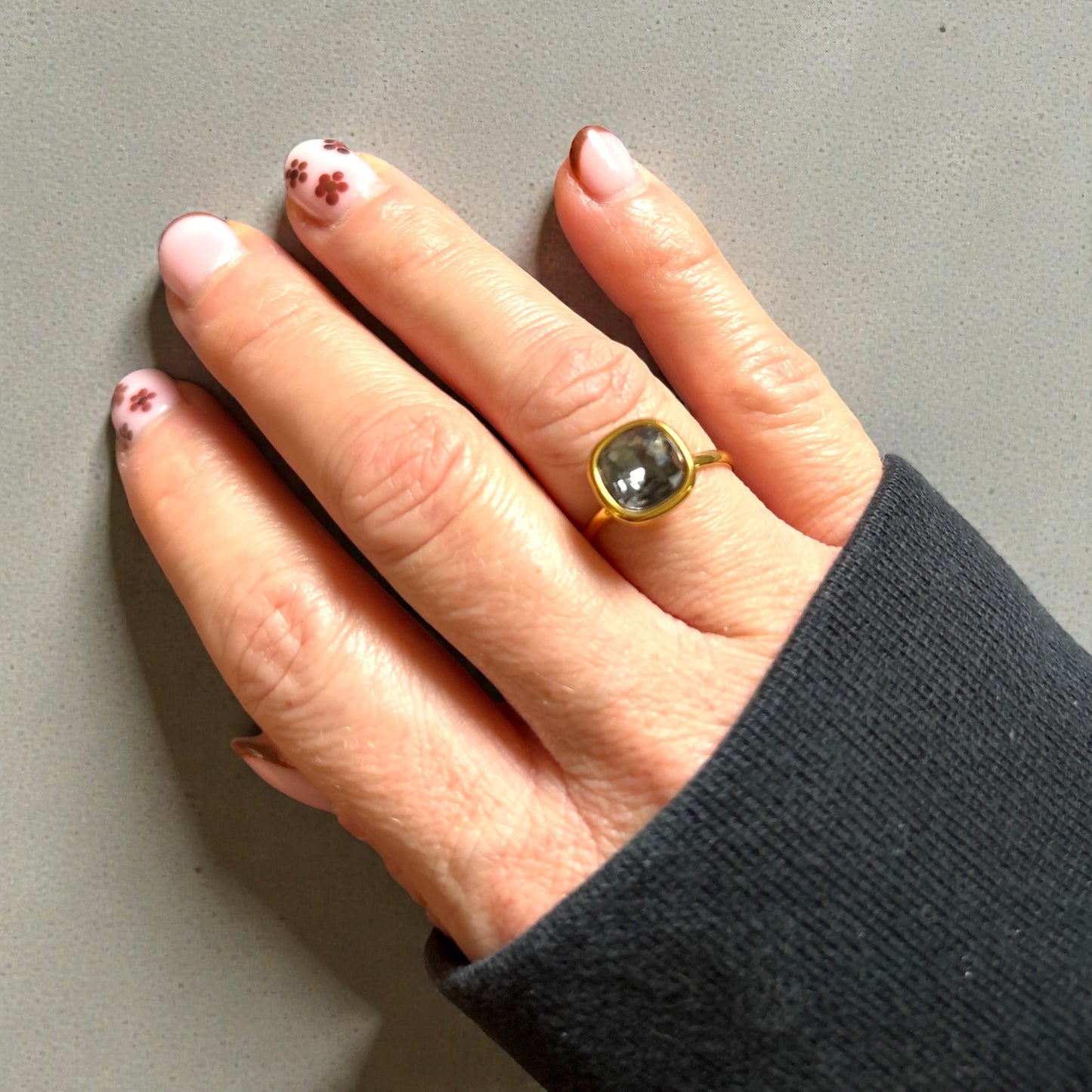 Bague dorée avec pierre colorée – Élégance lumineuse