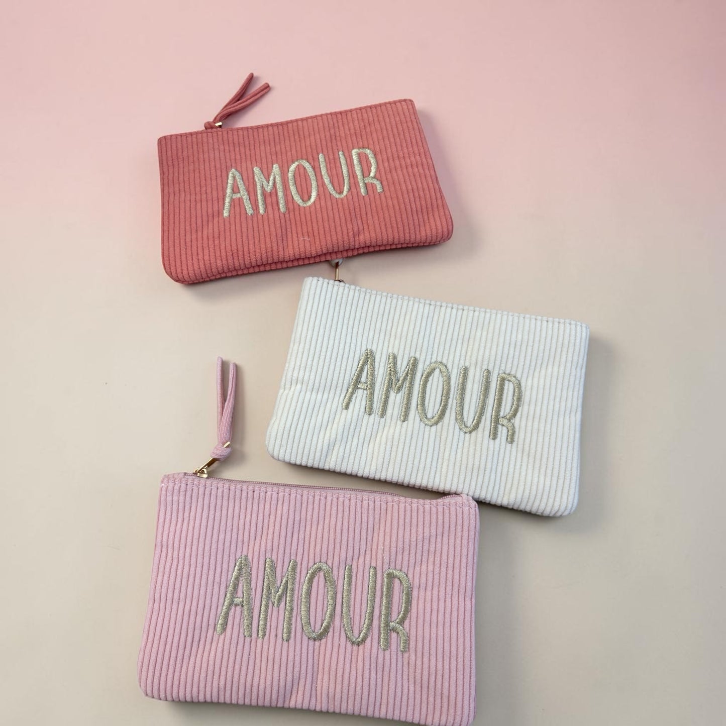 La Pochette en Velours Côtelé "AMOUR" – Douceur & Élégance ✨