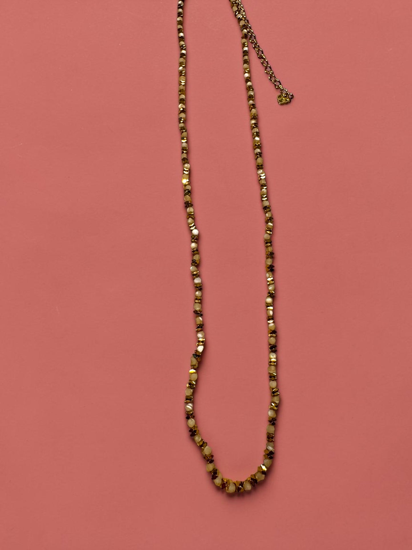 Collier Lumière – Perles Blanches & Hématite Dorée