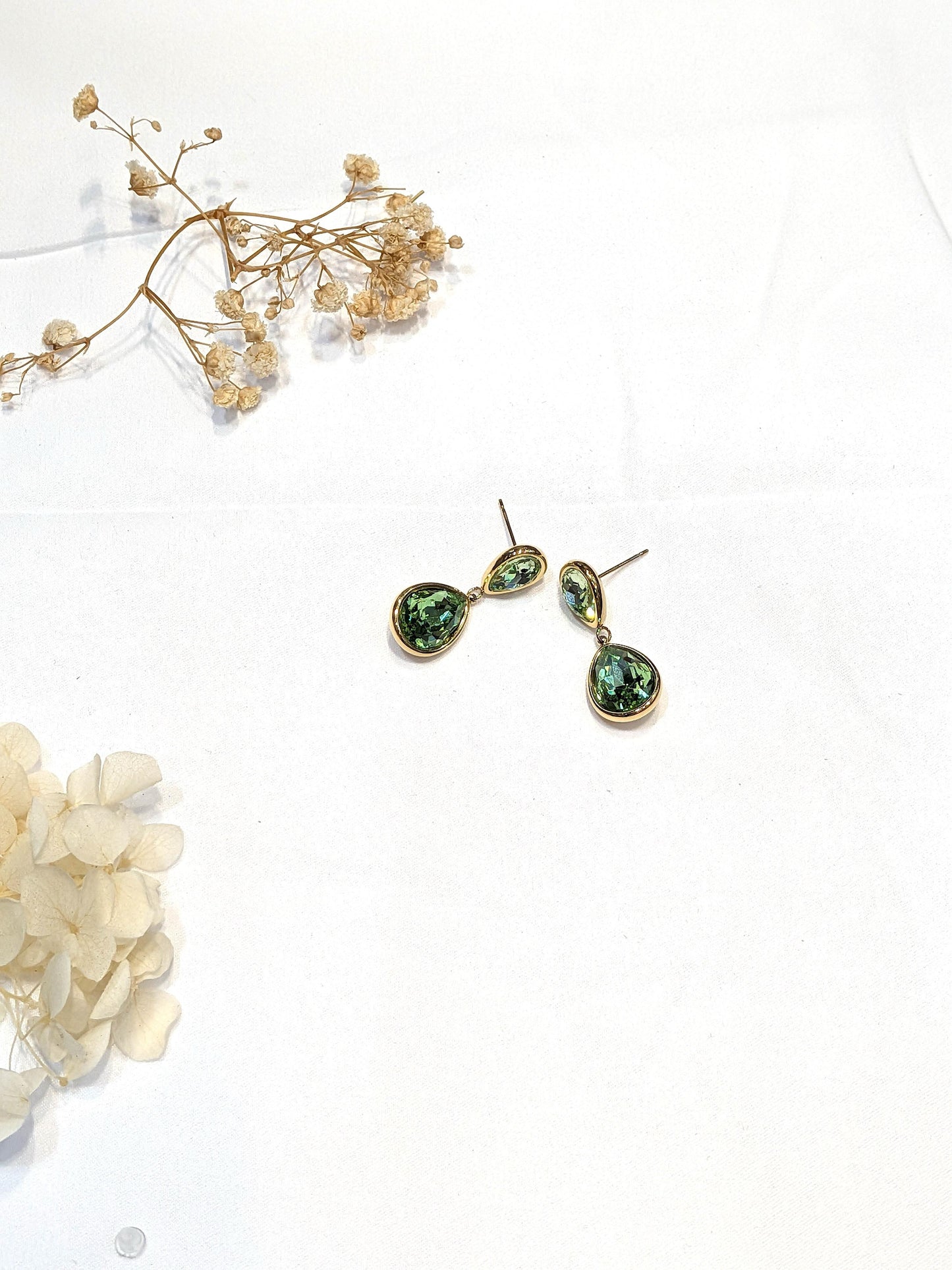 Boucles d’oreilles pendantes dorées avec strass