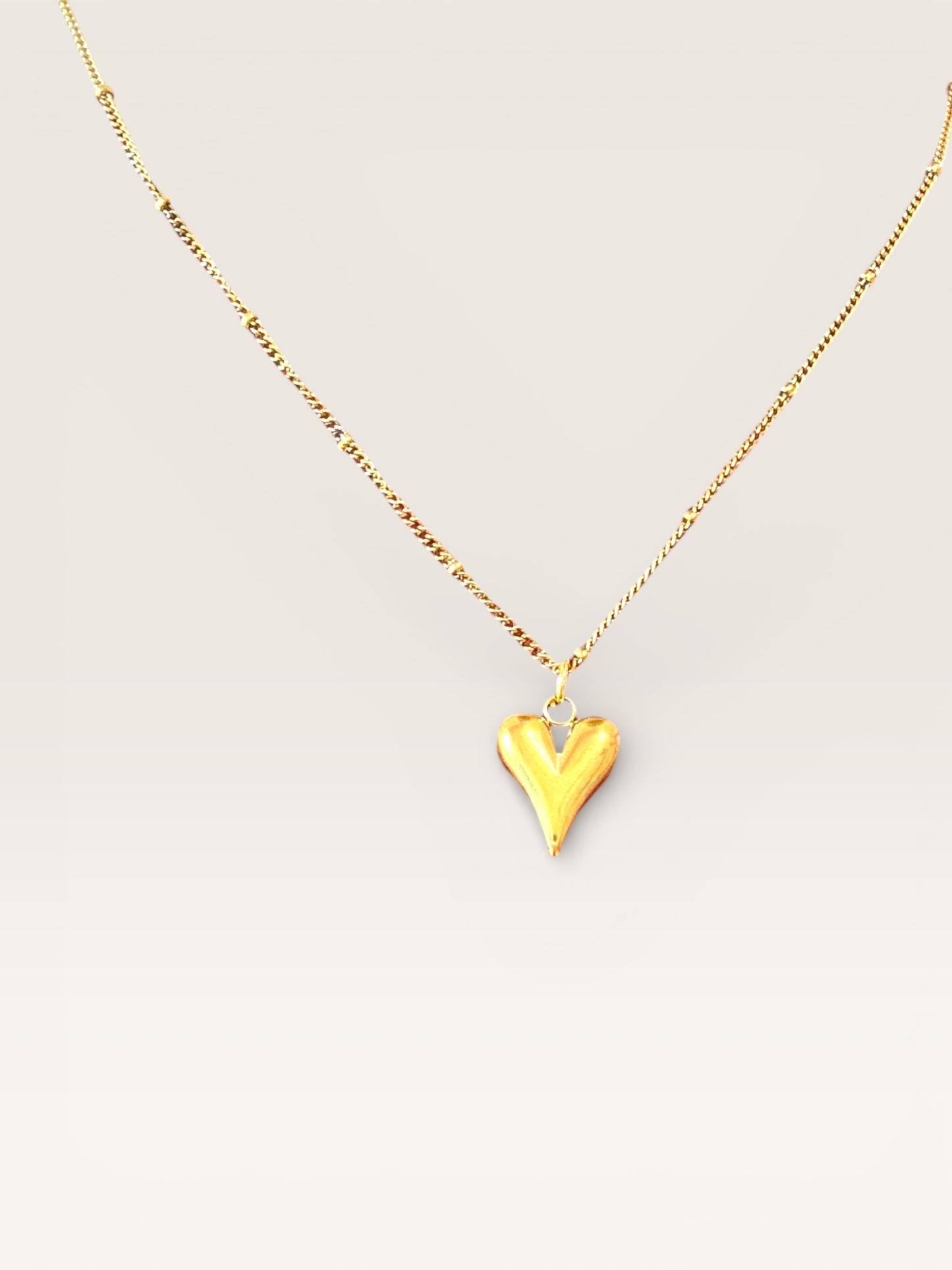 Collier cœur doré en acier inoxydable sur fond clair – Collection Pour Toi By Maryon