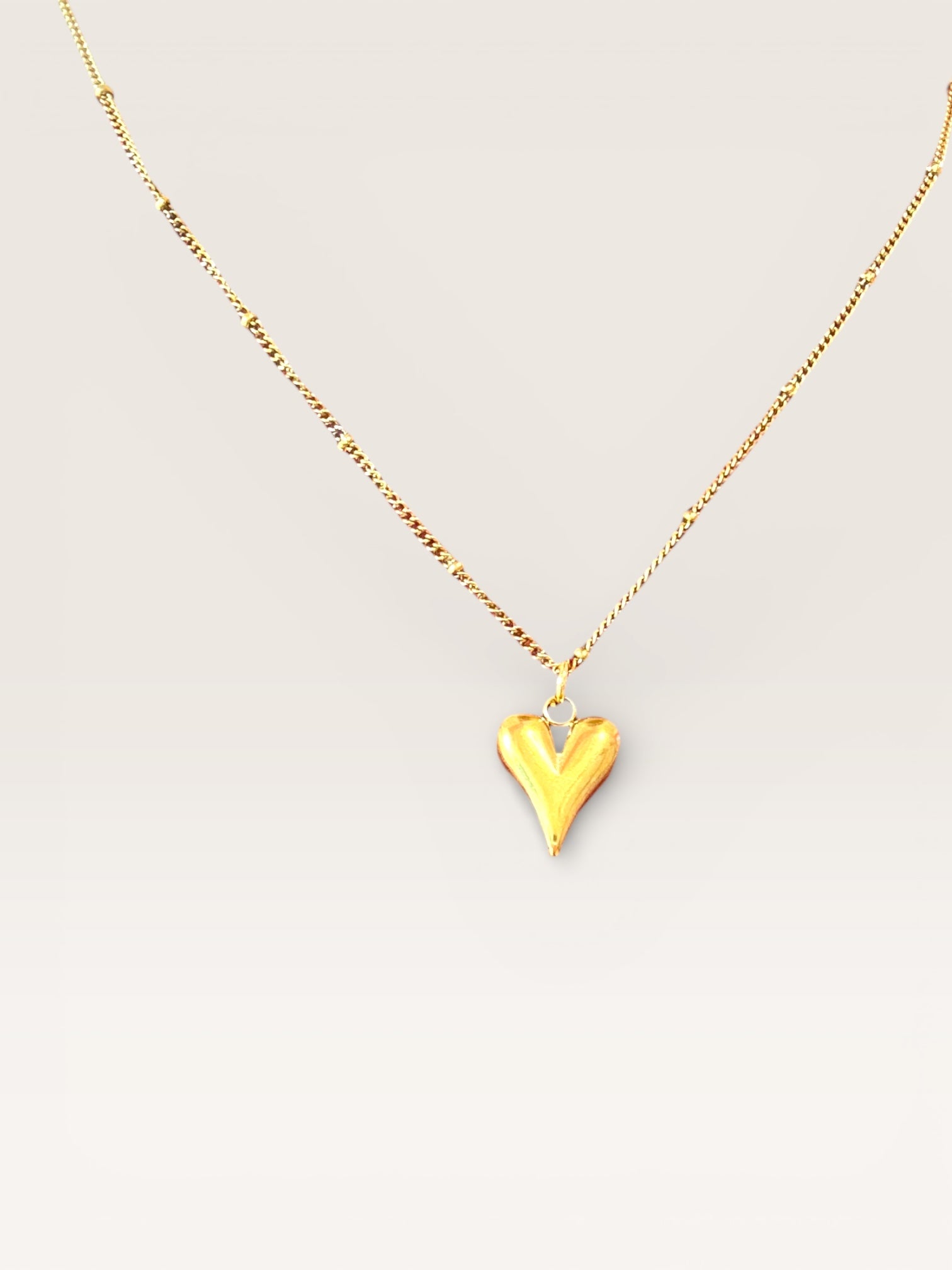 Collier cœur doré en acier inoxydable sur fond clair – Collection Pour Toi By Maryon