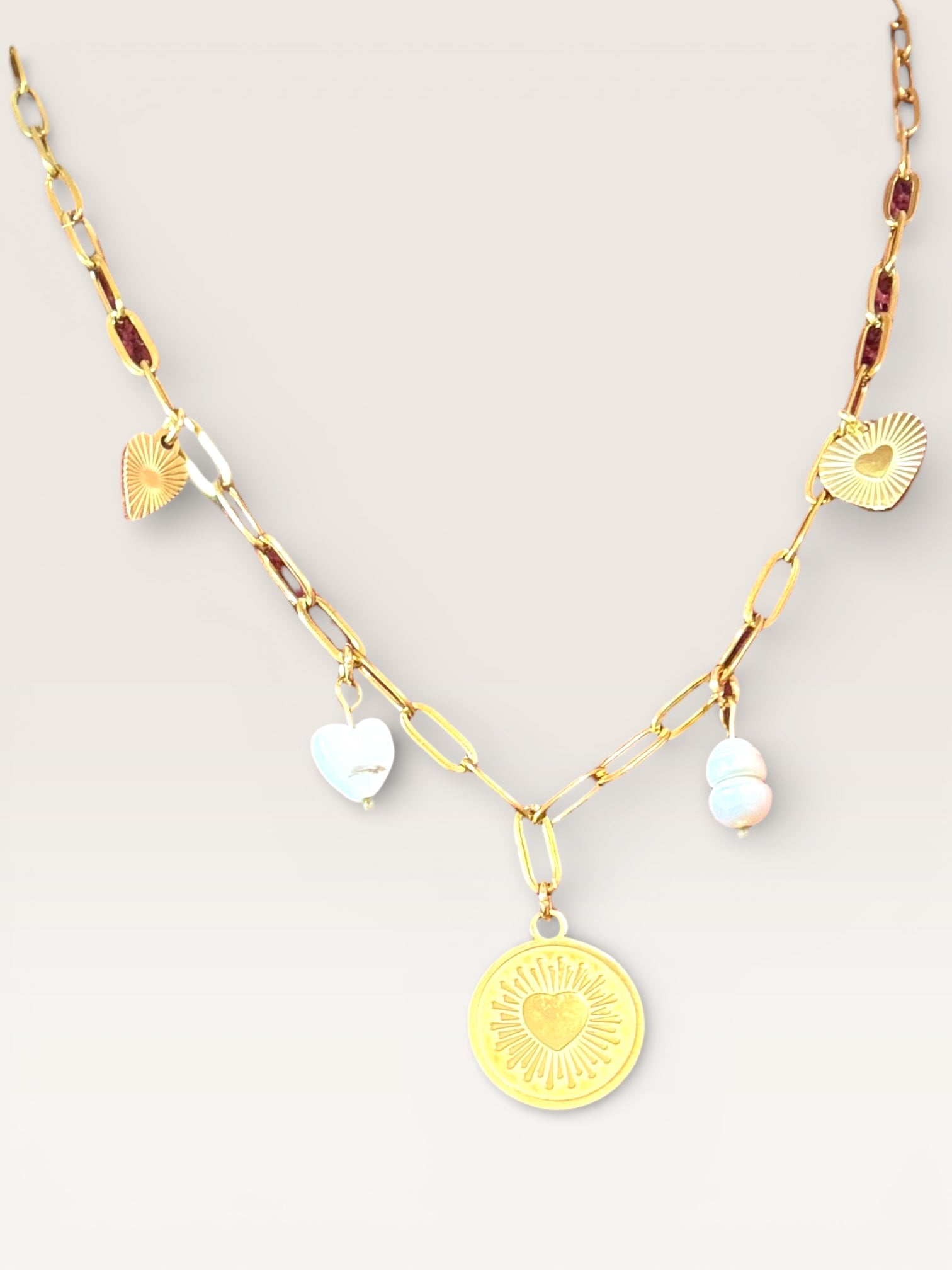 Collier doré à maillons avec médaillon cœur et perles de nacre, bijou talisman amour de soi – Collection Pour Toi By Maryon