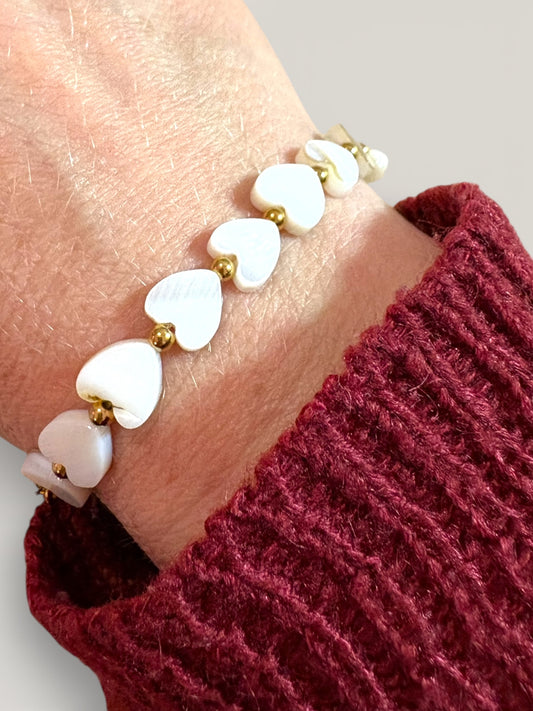 Bracelet perles avec cœurs en nacre naturelle porté au poignet, bijou symbolique amour de soi – Collection Pour Toi By Maryon