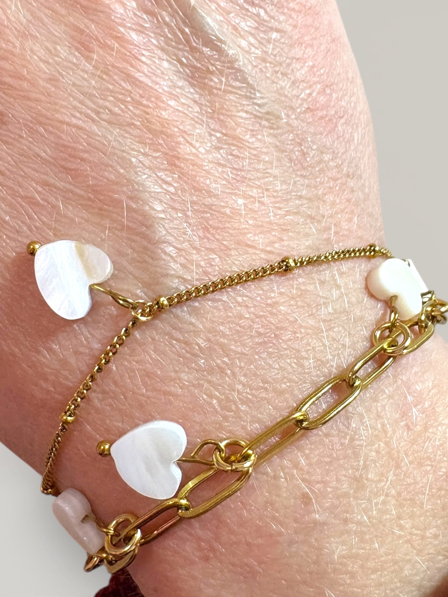 Bracelet chaîne dorée avec cœur en nacre naturelle sur fond clair, bijou symbolique amour de soi – Collection Pour Toi By Maryon