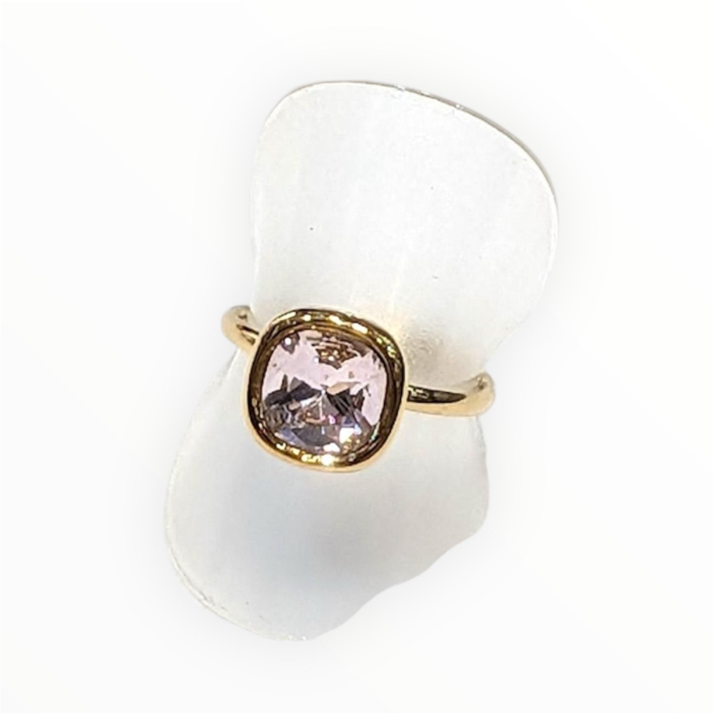 Bague dorée avec pierre colorée – Élégance lumineuse