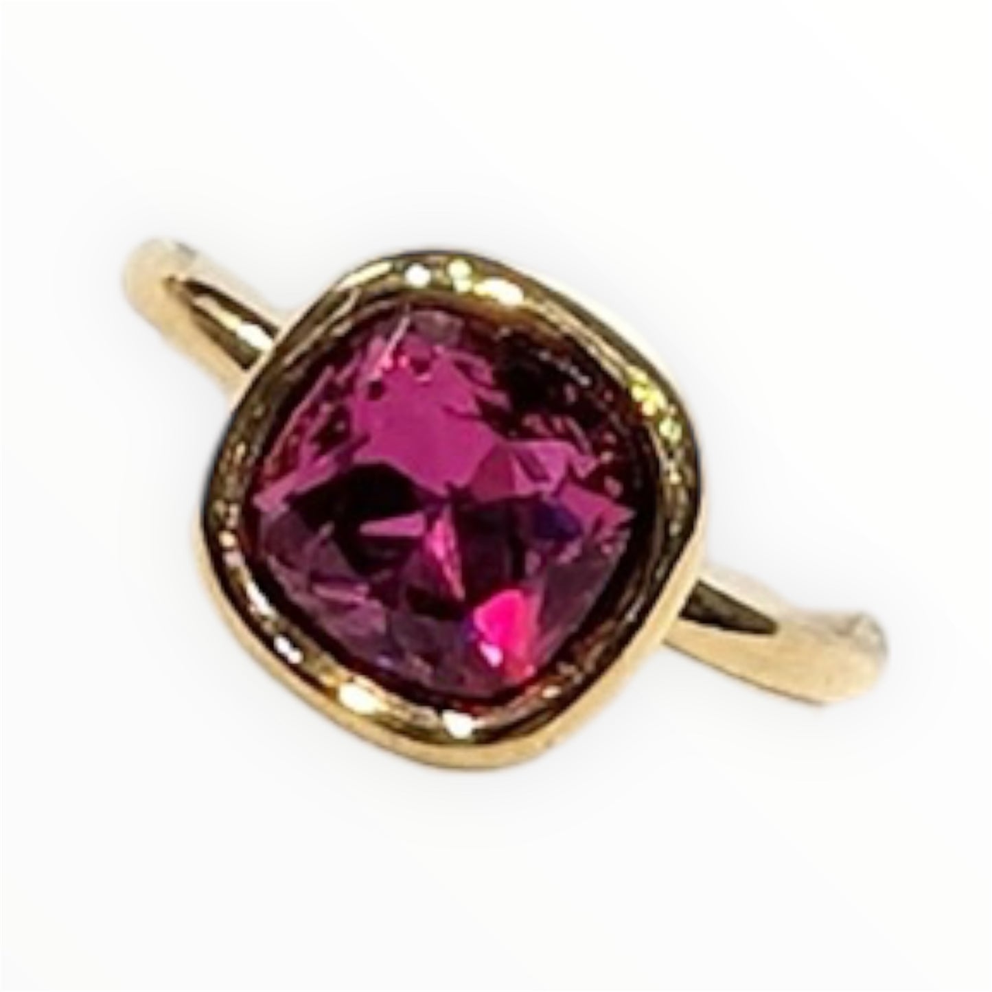 Bague dorée avec pierre colorée – Élégance lumineuse