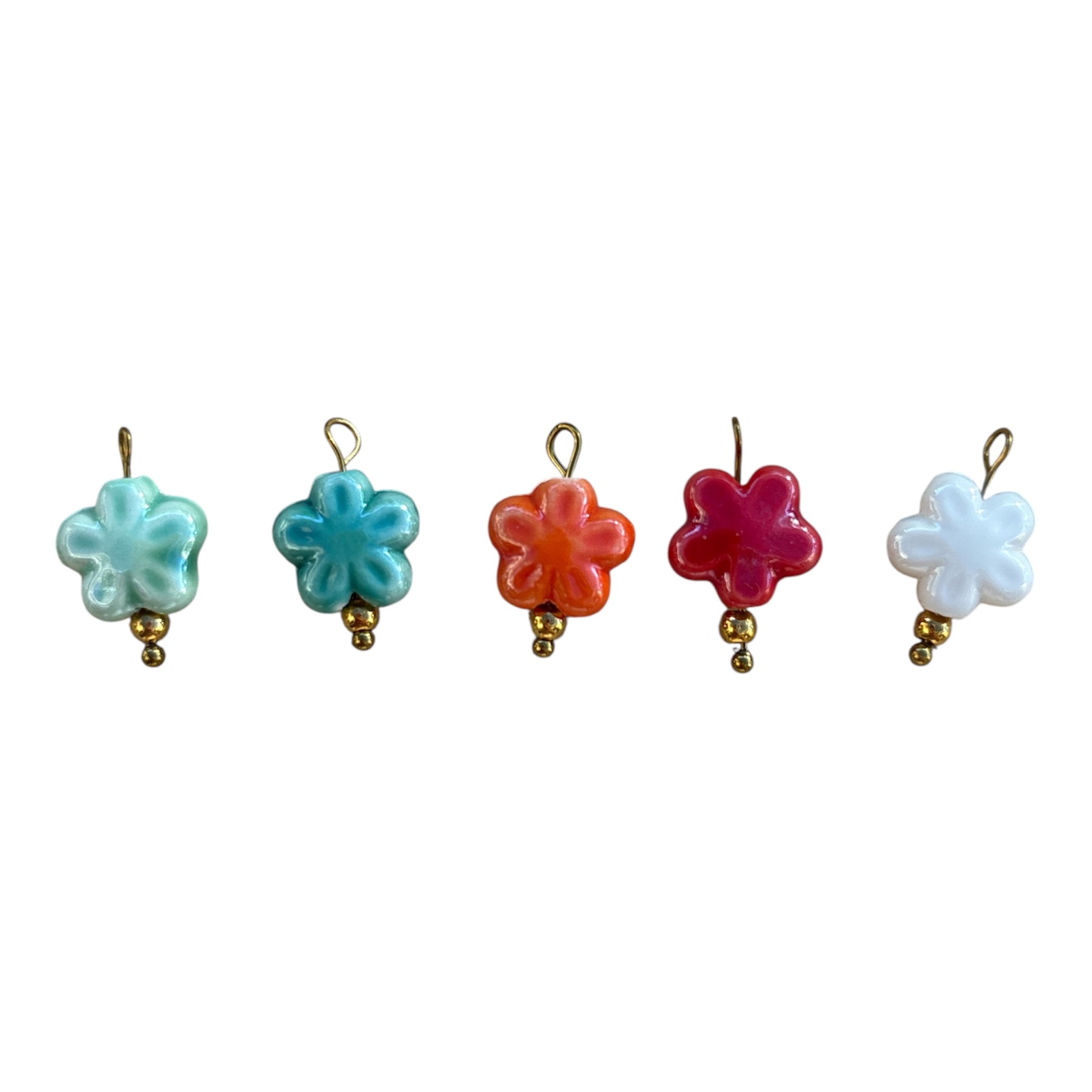 Charm fleur colorée en céramique pour bracelet ou collier By Maryon