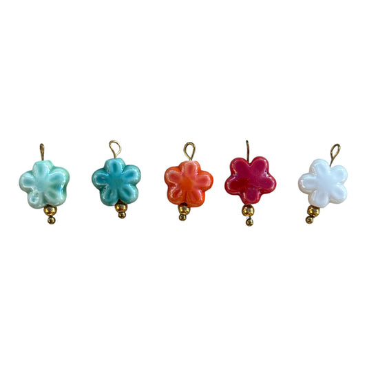 Charm fleur colorée en céramique pour bracelet ou collier By Maryon