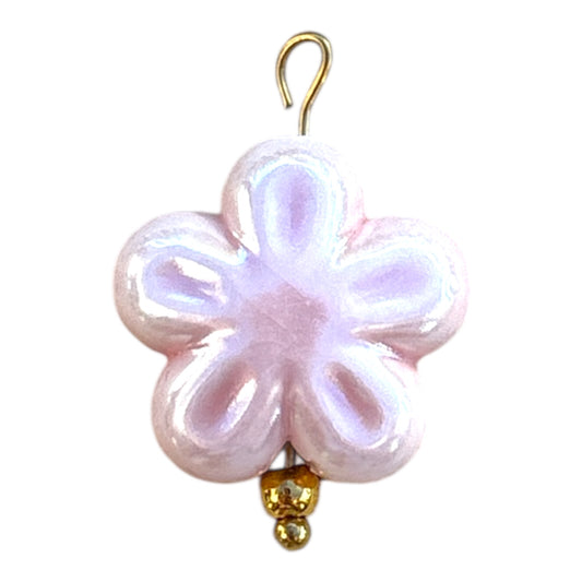Charm fleur rose nacrée en céramique et acier inoxydable doré By Maryon