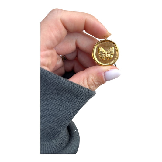 Charm médaillon papillon doré en acier inoxydable – Symbole de liberté et transformation