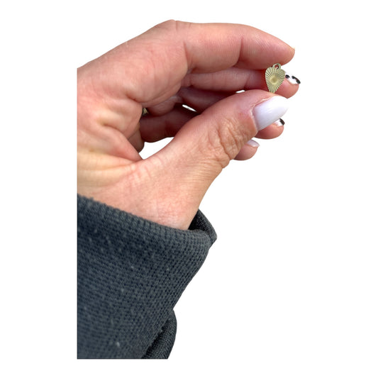 Charm Cœur Rayonnant doré en acier inoxydable – Symbole d’amour et de lumière