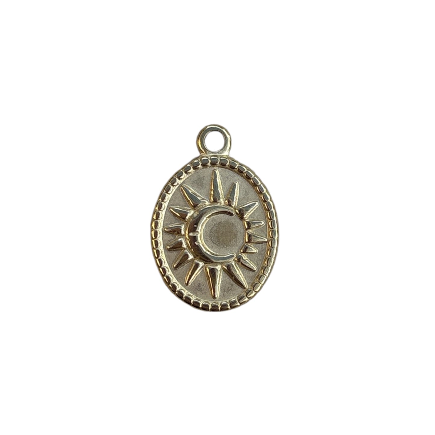 Charm soleil et lune doré By Maryon, symbole d’équilibre et d’énergie, à ajouter sur un bracelet ou collier personnalisé.