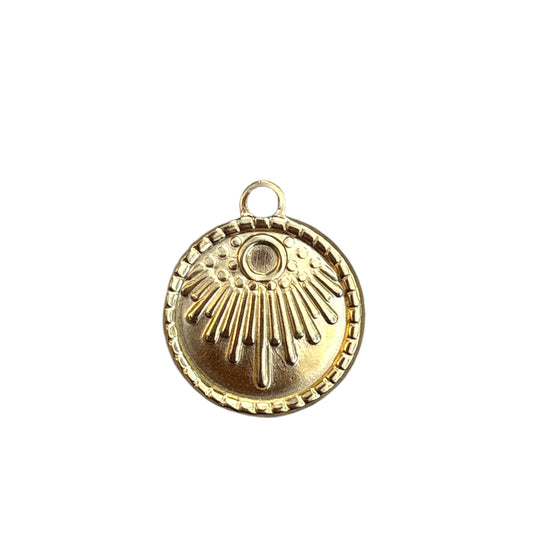 Charm soleil doré By Maryon, symbole de lumière et de positivité, à ajouter sur un bracelet ou collier personnalisé.