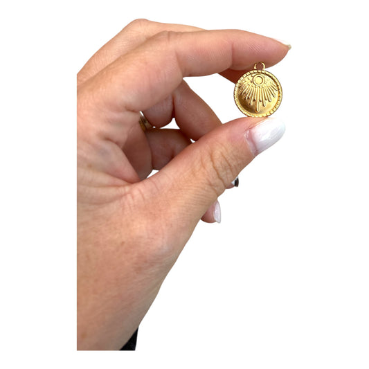 Charm Soleil Doré – Symbole de lumière et de positivité
