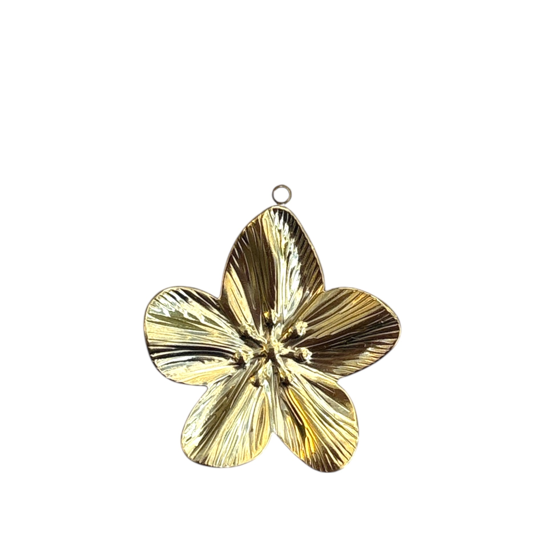 Charm fleur dorée By Maryon en acier inoxydable, symbole de douceur et de féminité, à ajouter sur un bracelet ou collier personnalisé.