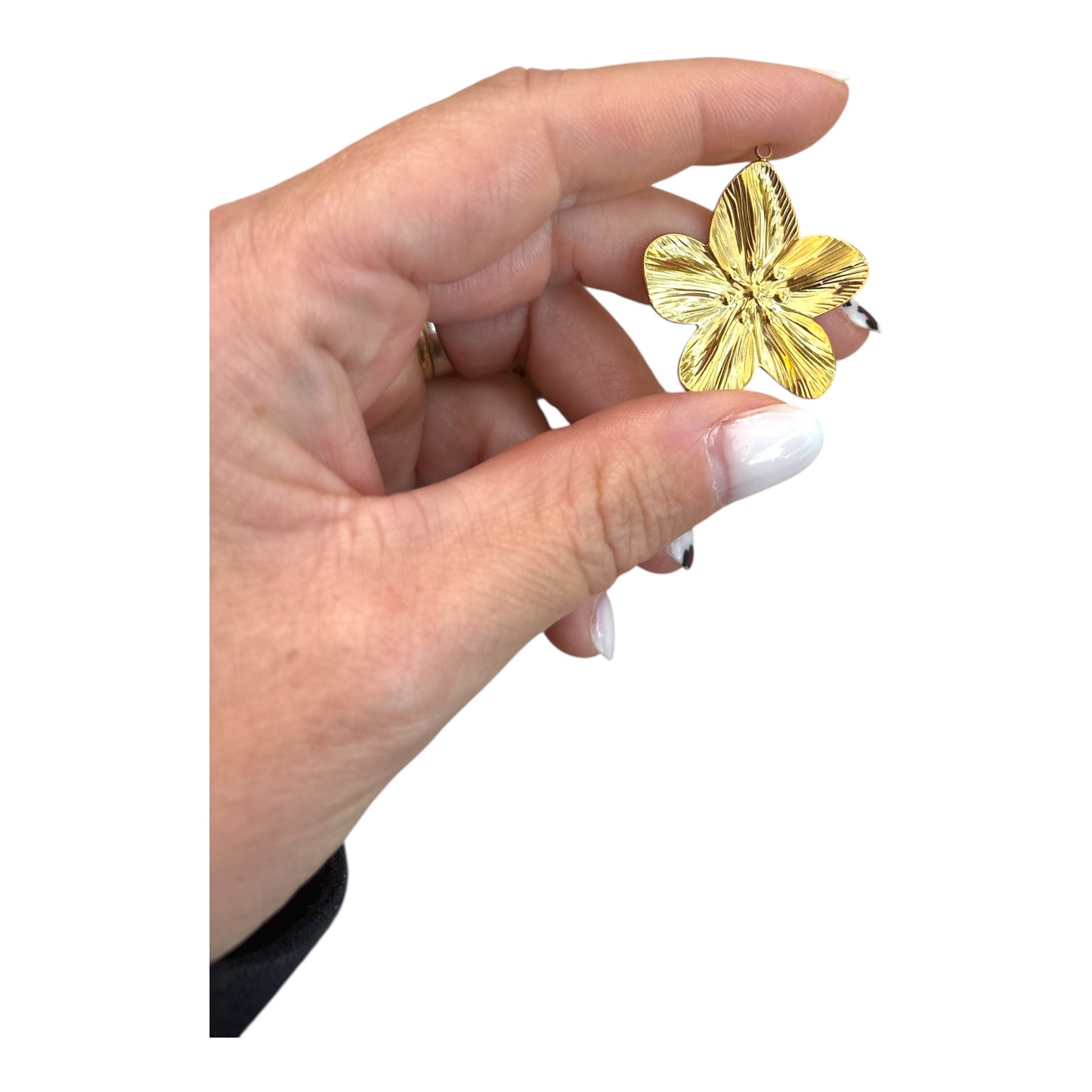 Charm Fleur Dorée – Symbole de douceur et de renouveau