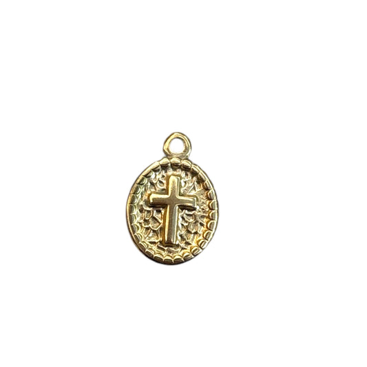 Charm croix dorée By Maryon, symbole de protection et de foi, à ajouter sur un bracelet ou collier personnalisé.