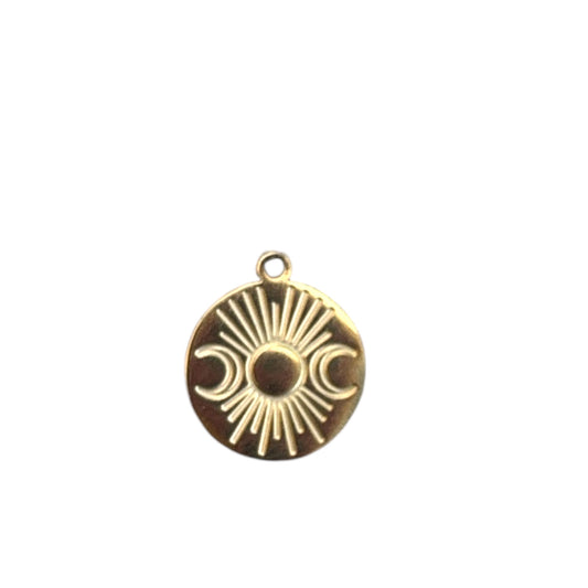 Charm soleil et lunes doré By Maryon, bijou symbolique en acier inoxydable, représentant l’équilibre et l’énergie positive.
