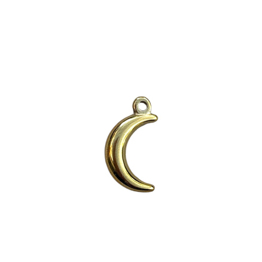 Charm lune dorée By Maryon en acier inoxydable, bijou symbolique représentant la féminité et l’intuition.
