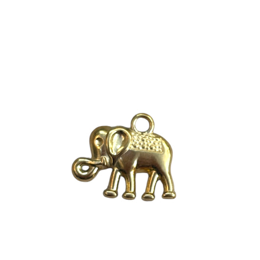 Charm éléphant doré By Maryon en acier inoxydable, symbole de chance et de sagesse, à ajouter sur un bracelet ou collier personnalisé.