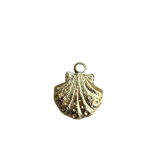 Charm coquillage doré By Maryon, bijou en acier inoxydable inspiré de la mer et du voyage.
