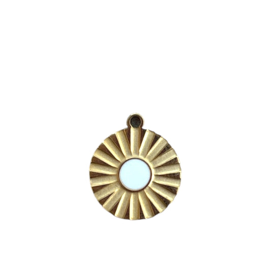 Charm soleil doré By Maryon en acier inoxydable et émail blanc, symbole de lumière et de positivité.