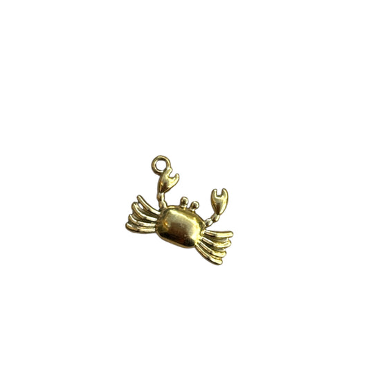 Charm crabe doré By Maryon en acier inoxydable, bijou symbolique et estival.