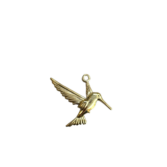 Charm colibri doré By Maryon en acier inoxydable, symbole de liberté et de légèreté.