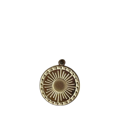 Charm soleil rond doré By Maryon en acier inoxydable, symbole de vitalité et de confiance.