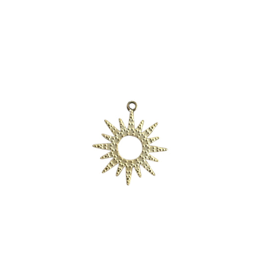 Charm soleil doré By Maryon en acier inoxydable, bijou symbolique de lumière et d’énergie positive.