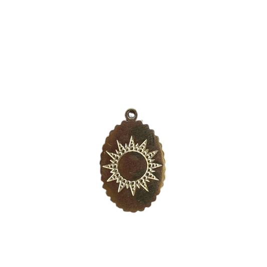 Charm soleil ovale doré By Maryon en acier inoxydable, symbole de lumière et d’énergie positive.