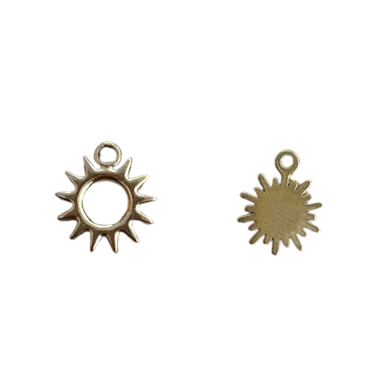 charm soleil, mini charm doré, soleil acier inoxydable, bijou lumineux, bar à charms, by maryon, charm symbolique