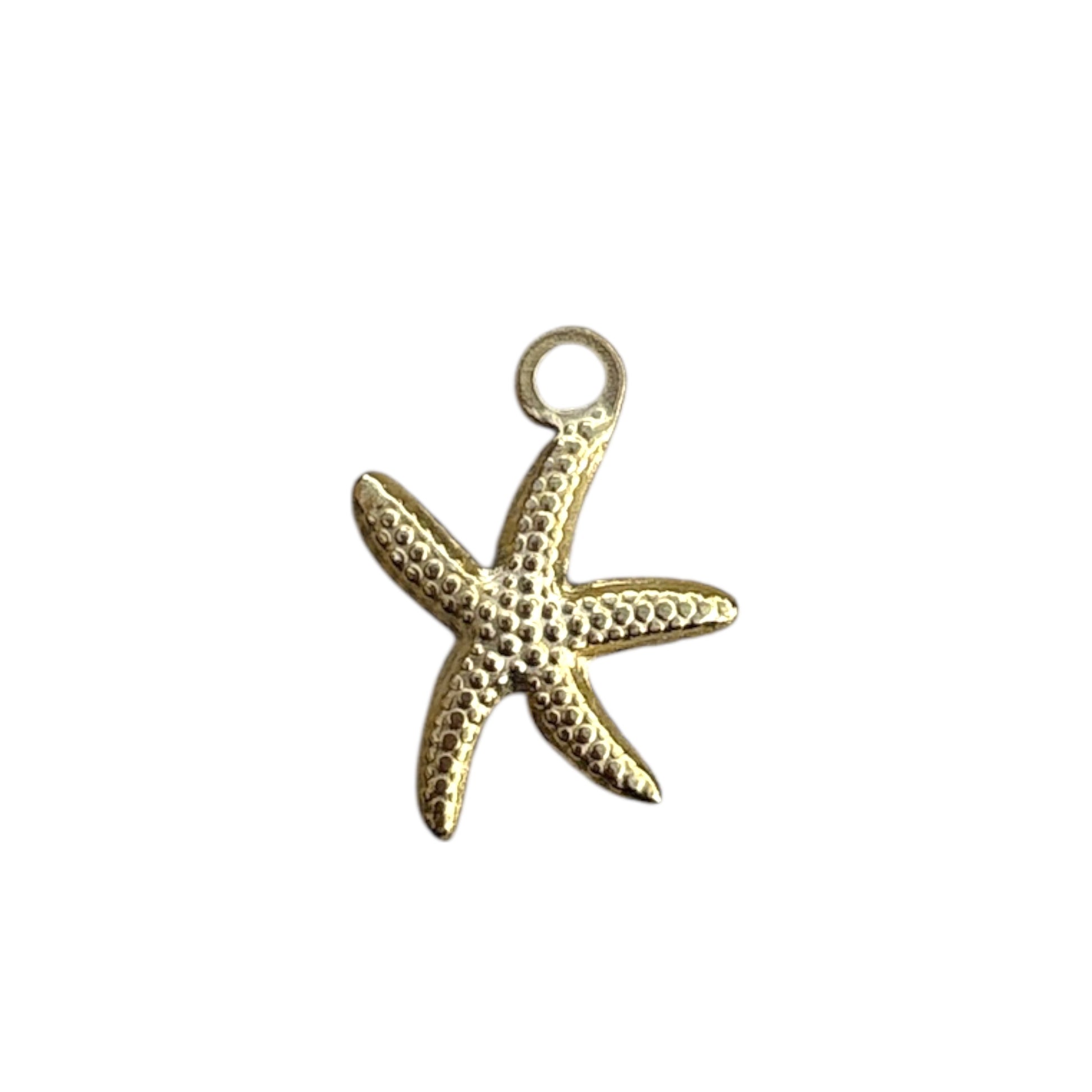 Charm étoile de mer dorée By Maryon, symbole de renouveau et d’équilibre, à ajouter sur un bracelet ou collier personnalisé.