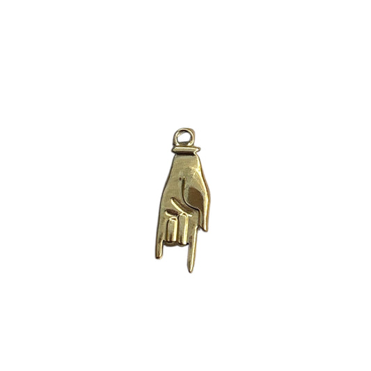 Charm main dorée By Maryon en acier inoxydable, symbole de protection et d’énergie, à ajouter sur un bracelet ou collier personnalisé.