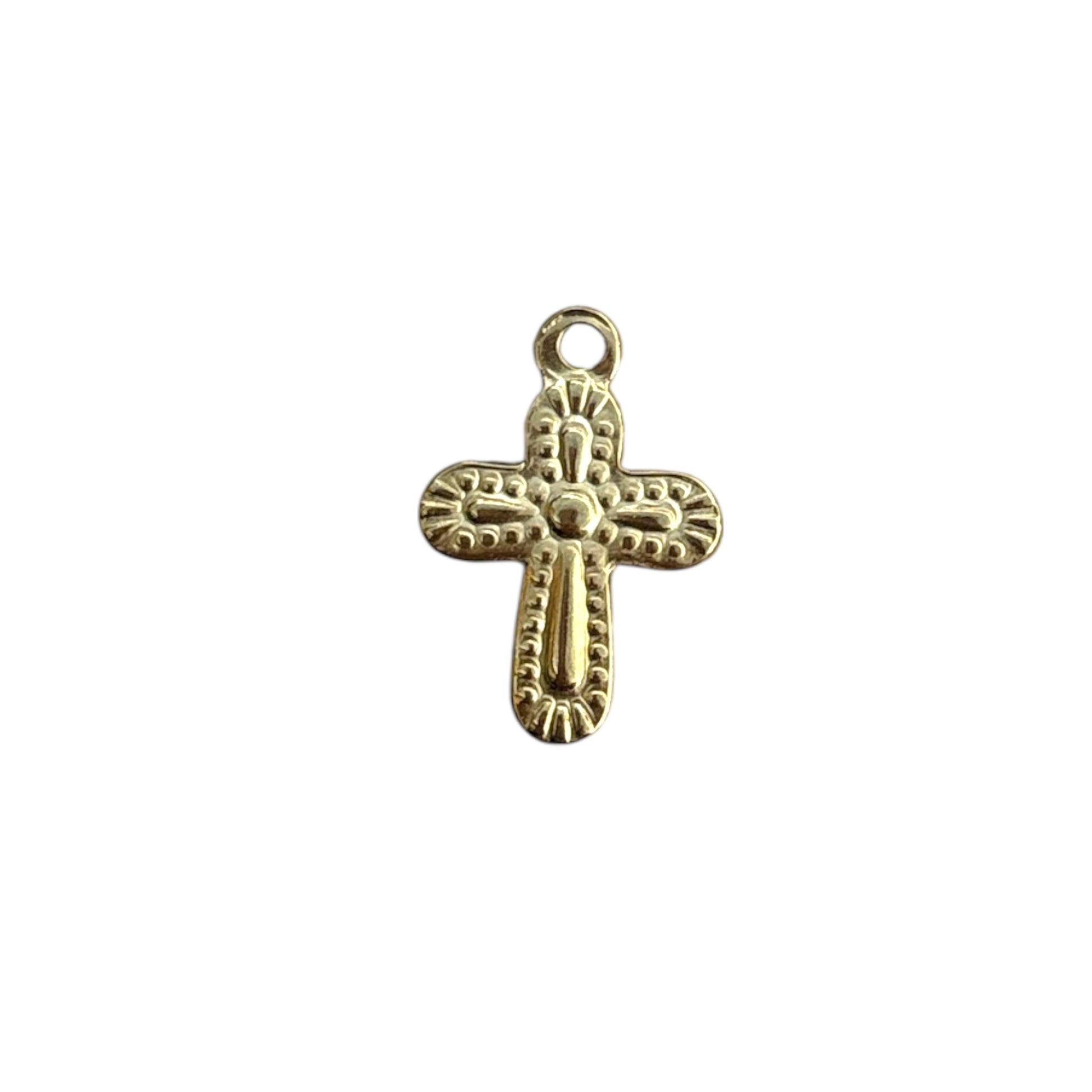 Charm croix dorée By Maryon en acier inoxydable, à ajouter sur un bracelet ou collier du bar à charms, symbole de foi et de protection.