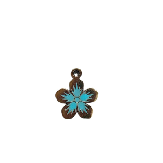 Charm fleur turquoise By Maryon, bijou symbolique en acier inoxydable et résine, pour personnaliser ton bracelet ou collier.