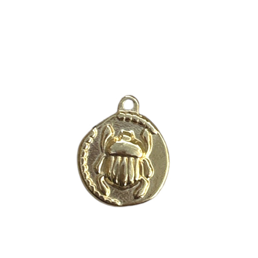Charm scarabée doré By Maryon en acier inoxydable, symbole de chance et de renaissance, à ajouter sur un bracelet ou collier personnalisé.
